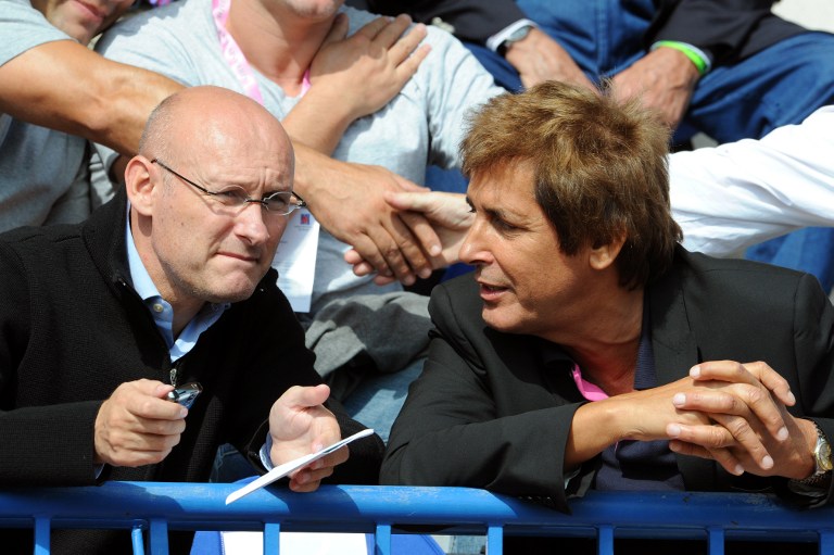 Bernard Laporte et son ancien président de club Max Guazzini à un match du Stade Français (Boris Horvat / AFP).