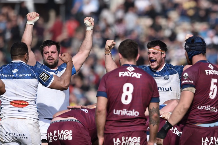 La joie des Castrais après ce précieux succès sur la pelouse de Bordeaux-Bègles (Nicolas Tucat / AFP).