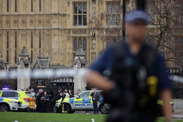 Des policiers devant le Parlement de Westminster, à Londres, le 22 mars 2017 ©AFP - DANIEL LEAL-OLIVAS