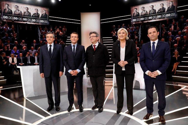 Jean-Luc Mélenchon, aux côtés de Marine Le Pen, Benoît Hamon, Emmanuel Macron et François Fillon, lors du premier débat télévisé avant le premier tour de l'élection présidentielle ©PATRICK KOVARICK - AFP