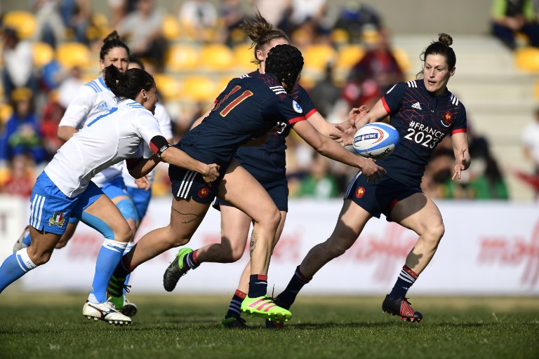 Les deux "Caroline", Boujard et Ladagnous, de nouveau titulaires face au pays de Galles (Miguel Medina / AFP).