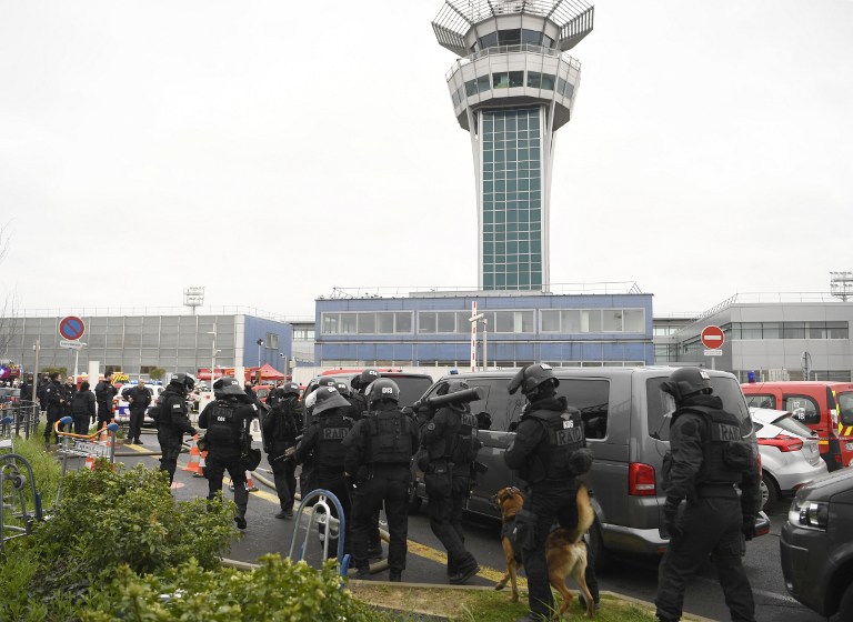 Des policiers du Raid devant l'aéroport d'Orly, le 18 mars 2017 © CHRISTOPHE SIMON / AFP