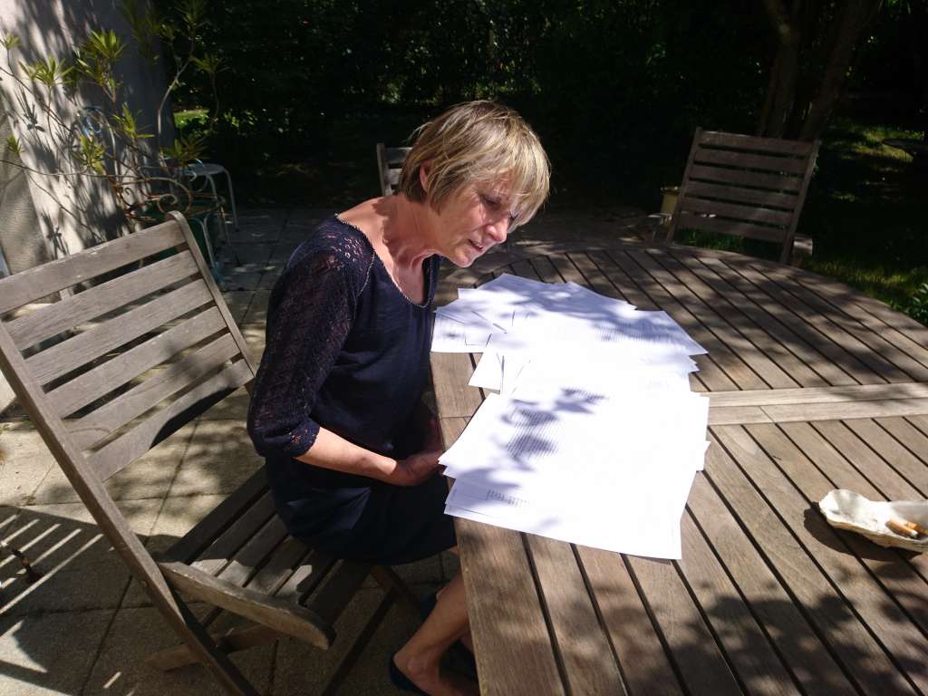 Anne Bert aime relire les lettres de soutien qu'elle a reçues.JPG