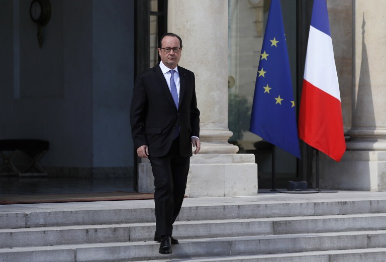 François Hollande devant le palais de l'Élysée