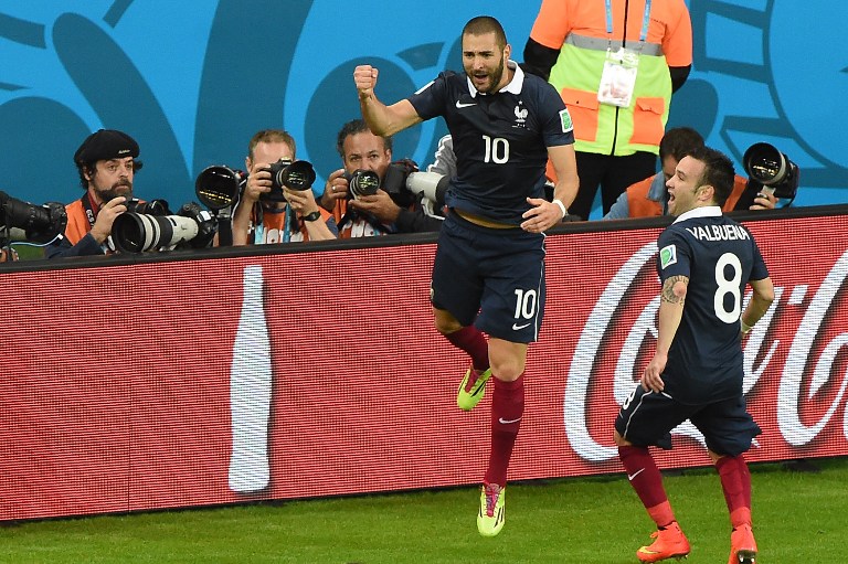 Karim Benzema et Mathieu Valbuena, lors de la Coupe du monde 2014 au Brésil (©LUIS ACOSTA - AFP)