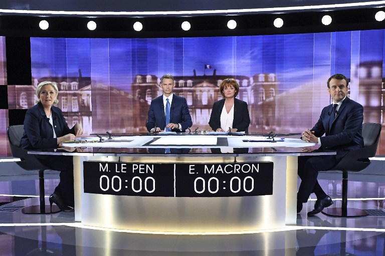 Marine Le Pen et Emmanuel Macron sur le plateau du débat de l'entre-deux-tours de la présidentielle, le 3 mai 2017