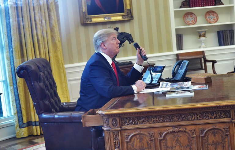 Donald Trump dans le bureau Ovale au téléphone © MANDEL NGAN / AFP