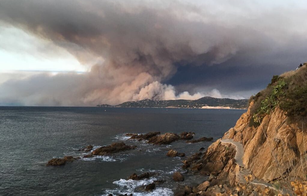 Incendies maîtrisés dans les Bouches-du-Rhône, le feu ne progresse plus à Bormes-les-Mimosas