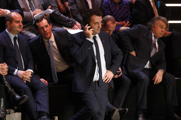 Nicolas Bay (FN) souhaite voir le parti frontiste "infléchir sa position" sur l'euro