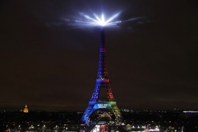 La tour Eiffel aux couleurs de Paris 2024 ©PATRICK KOVARIK - AFP