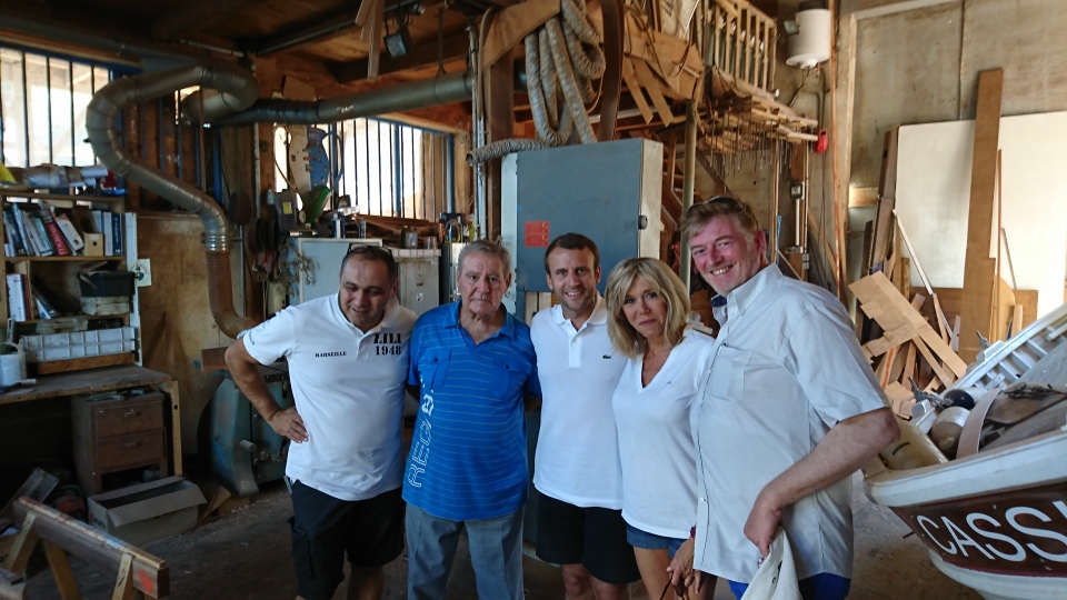 De gauche à droite : Denis Borg, artisan naval, son père, Michel Borg, Emmanuel Macron, Brigitte Macron et Childéric Muller, président du MoDem des Bouches-du-Rhône ©Denis Borg