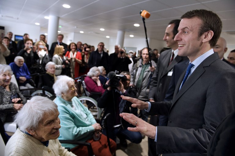 Emmanuel Macron à la rencontre de personnes âgées (©THIERRY ZOCCOLAN - AFP)