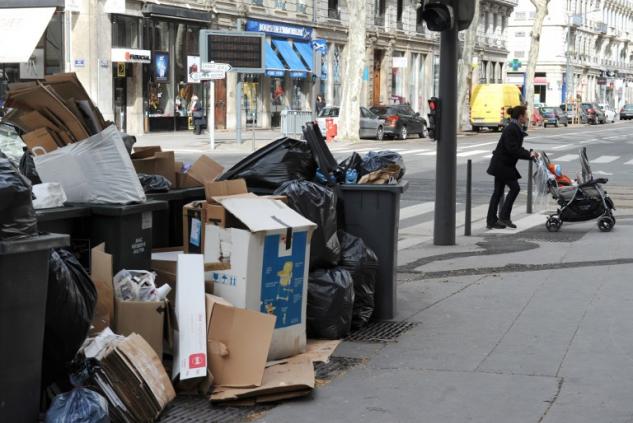 Ordures entassées dans les rues de Lyon (photo d'illustration) (©Philippe Desmazes - AFP)