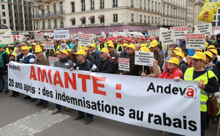 Manifestation d'une association de défense des victimes de l'amiante, le 7 octobre 2016 à Paris (©Jacques Demarthon - AFP)