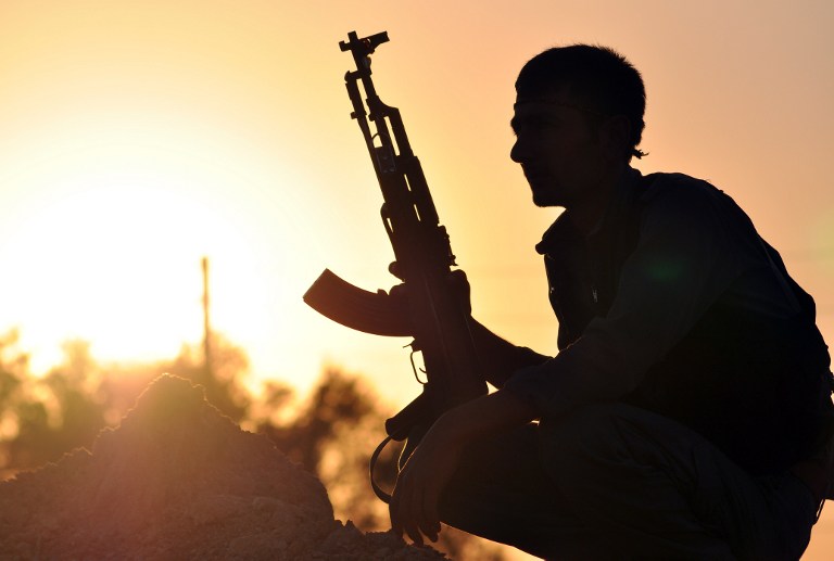 Un soldat des Unités de protection du peuple kurde photographié dans la ville d'Ain Issi, au nord de Raqqa (©Delil Souleiman - AFP)