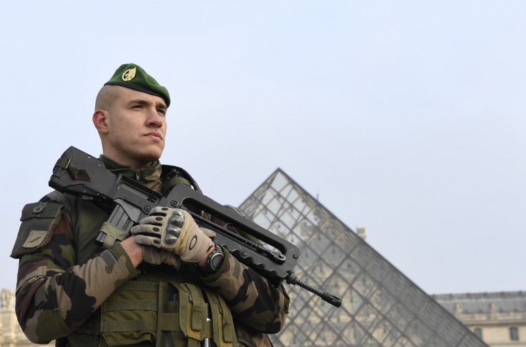 Militaire de l'opération Sentinelle au Louvre (©Alain Jocard)