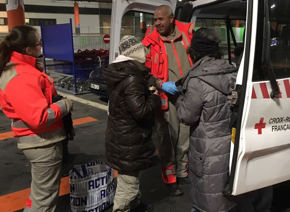 Maraude de la Croix-Rouge pour venir en aide aux SDF (©Quentin Vaslin - Sud Radio)