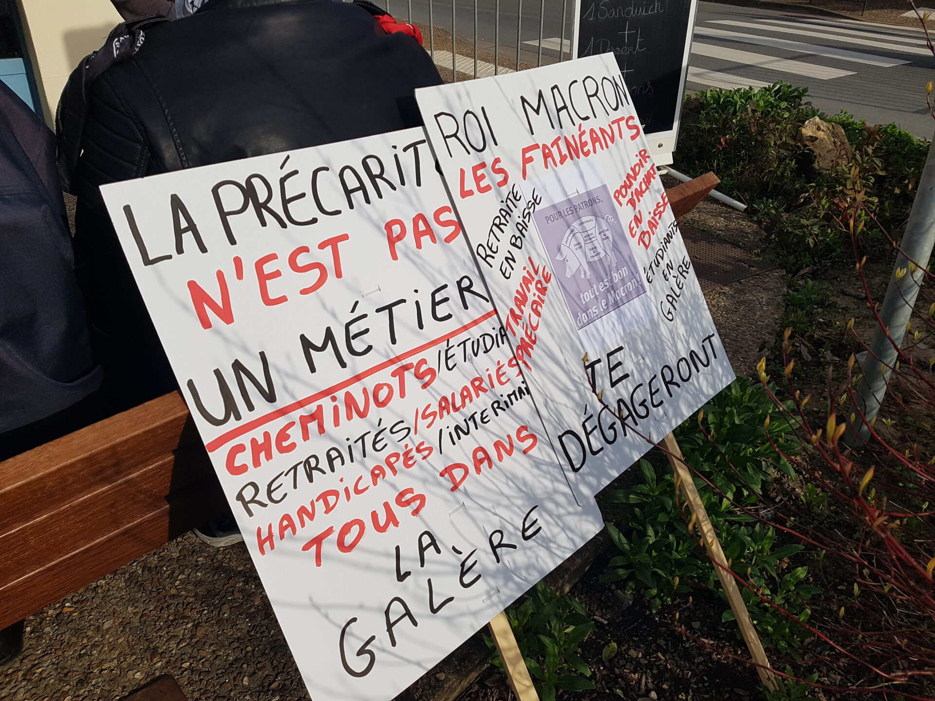 Les habitants de Berd'huis attendent Macron de pied ferme (©Capucine Bouillot - Sud Radio).jpg