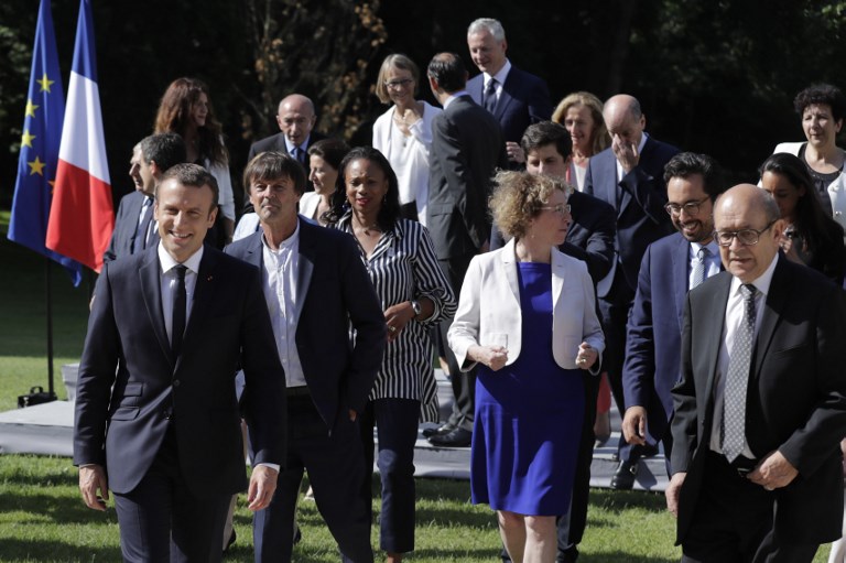 Emmanuel Macron et Nicolas Hulot, en marge de la photo officielle du gouvernement (©Thomas Samson - AFP)