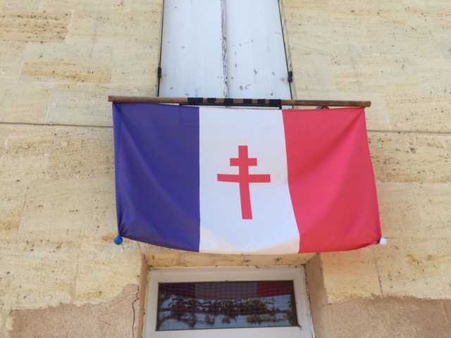 Drapeau francais dans une croix de lorraine on Craiyon