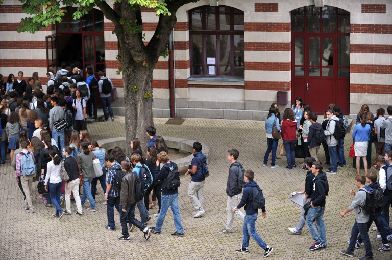 Illustration cour de lycée (©Frank Perry)