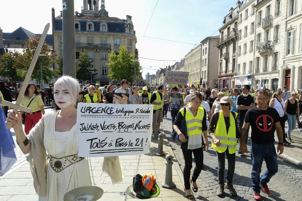 Acte 45 Redouté Par Les Commerçants Parisiens Convergence