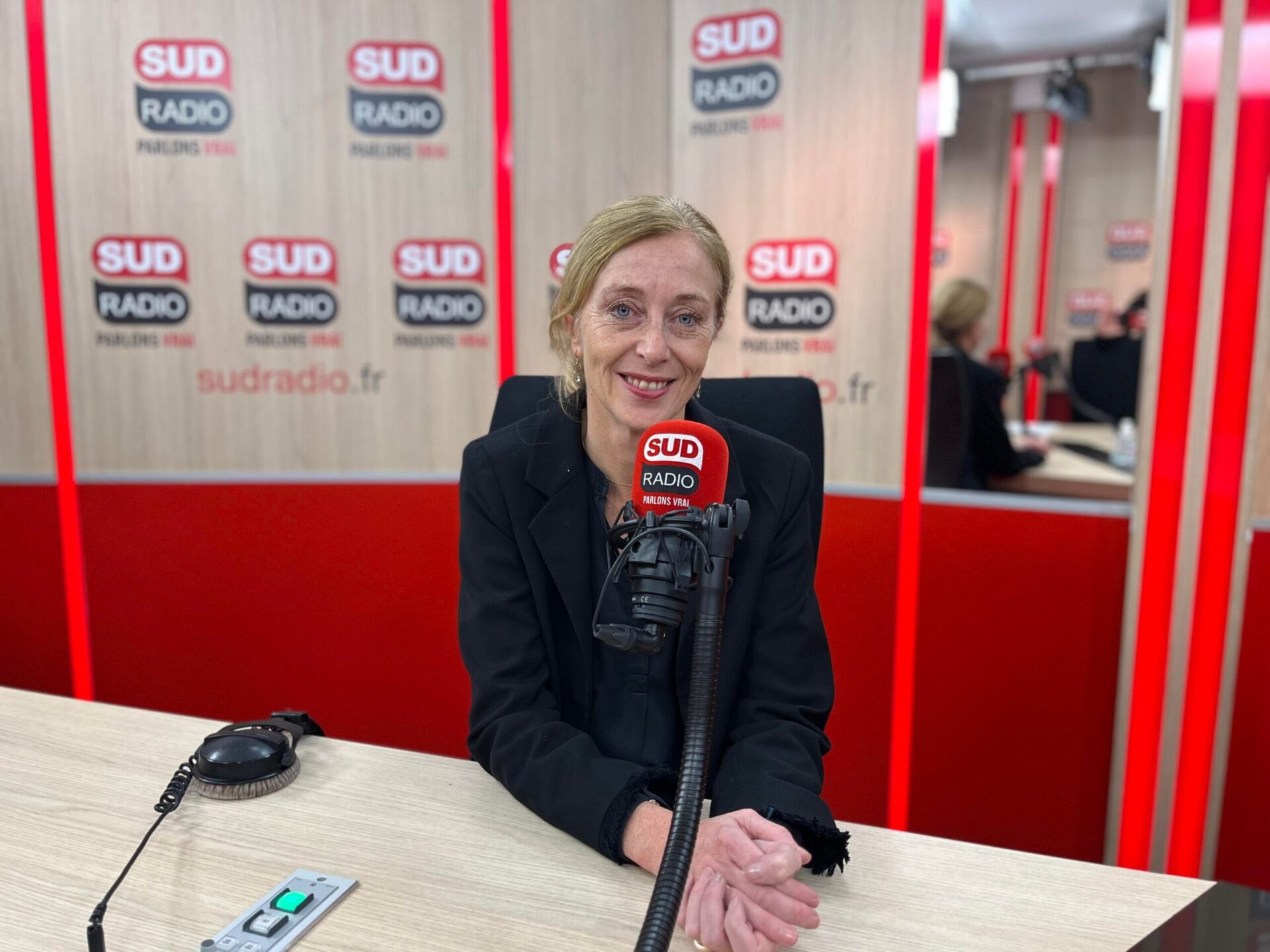 Charlotte Caubel interviewé par Benjamin Glaise sur Sud Radio, le jeudi 27 avril 2023, dans “L’invité politique” enfants