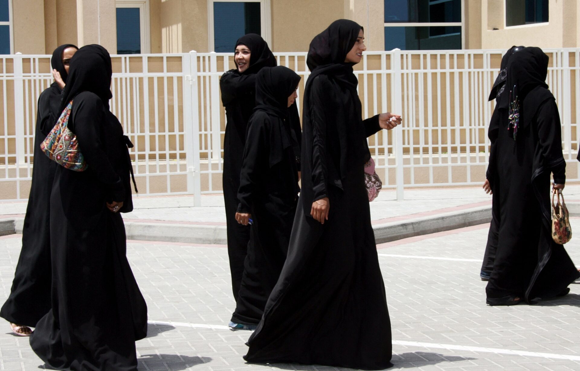 Une femme portant une abaya