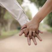 couple qui se tient la main