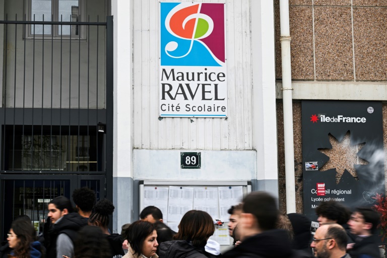 Des élèves arrivent avant un rassemblement devant le lycée Maurice-Ravel à Paris le 29 mars 2024 en soutien à son proviseur menacé de mort