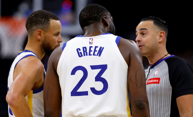 Draymond Green (#23) et Stephen Curry, des Golden State Warriors, en conversation avec l'arbitre, lors d'un match de NBA contre le Magic, le 23 mars 2024 à Orlando
