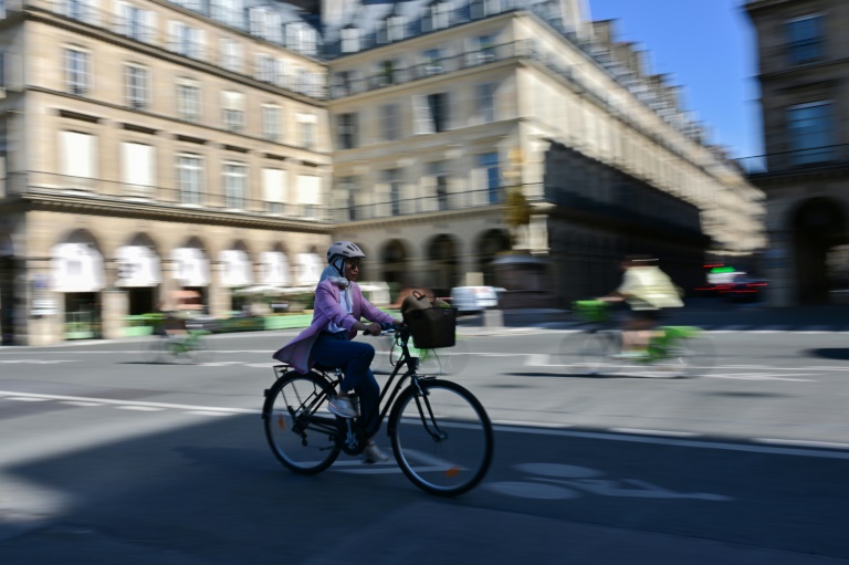 Piste cyclable rue de Rivoli dans le centre de Paris, le 22 août 2023