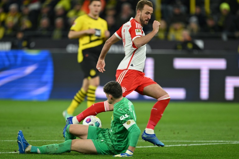 Le buteur du Bayern Munich Harry Kane bute sur le gardien du BVB Gregor Kobels lors du match aller disputé à Dortmund, le 4 novembre 2023