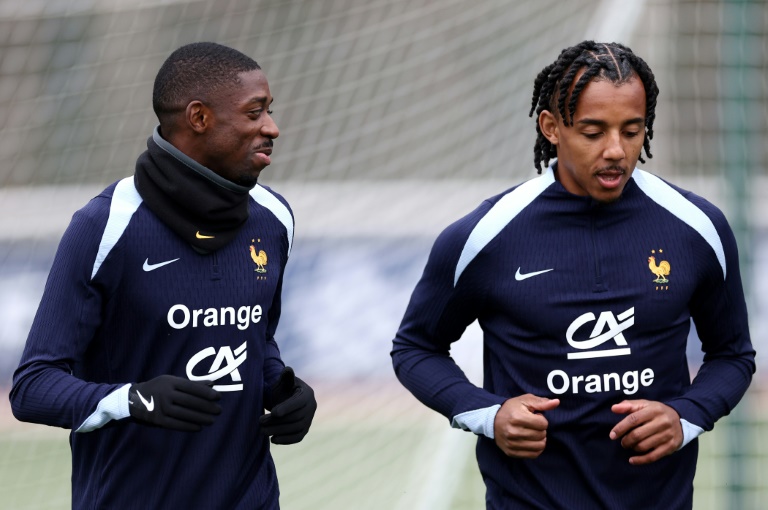 Le défenseur de l'équipe de France Jules Kounde (à droite) et l'attaquant Ousmane Dembélé lors d'un entraînement à Clairefontaine-en-Yvelines le 18 mars 2024