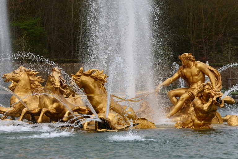 Le bassin d'Apollon fraichement restauré au château de Versailles, le 29 mars 2024