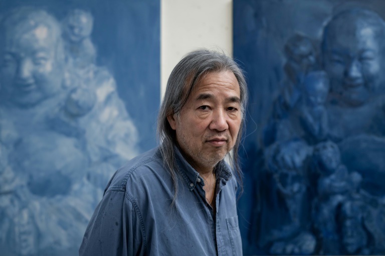 Le peintre Yan Pei-Ming devant un autoportrait, le 10 mars 2024, à Dijon