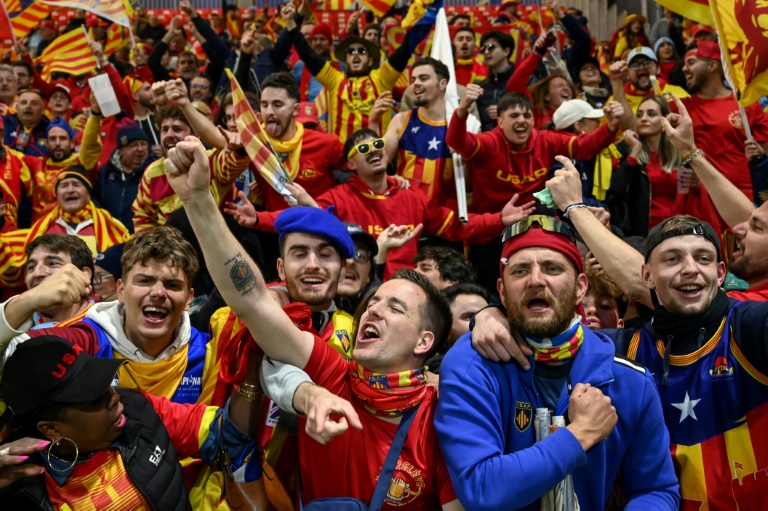 Des supporters de Perpignan fêtent la victoire de leur équipe samedi en Top 14 à Oyonnax, au stade  Charles-Mathon.