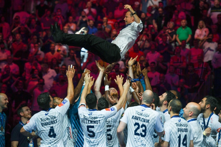 L'entraineur du Montpellier Handball (MHB), Patrice Canayer, est porté en triomphe par ses joueurs après la deuxième victoire finale en Ligue des champions du club héraultais, le 27 mai 2018 à Cologne