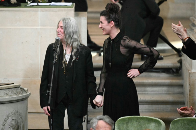 La chanteuse américaine Patti Smith (G) et sa fille Jesse Smith assistent le 20 mars 2024 à Paris à l'installation parmi les Immortels de la photographe Annie Leibovitz