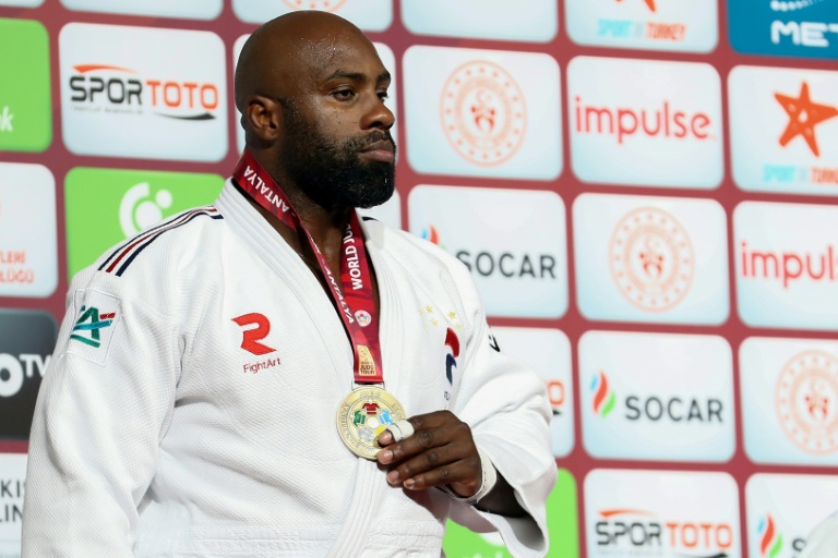 Le judoka français Teddy Riner avec sa médaille d'or à l'issue du Grand chelem d'Antalya, en Turquie, le 31 mars 2024