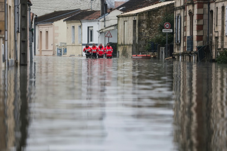 Les rues inondées de Saintes, en Charente, le 17 décembre 2023