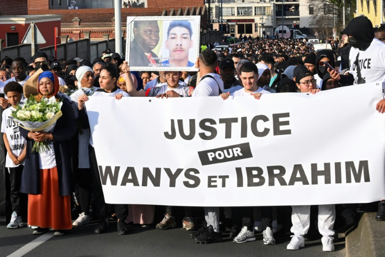 Marche blanche en hommage à Wanys, tué la semaine dernière dans une collision avec une voiture de police à Aubervilliers, le 21 mars 2024 à La Courneuve, au nord de Paris