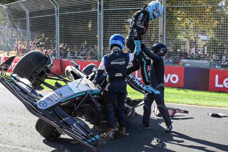 Le pilote britannique George Russell sort indemne de sa Mercedes lors du GP d'Australie de F1, le 24 mars 2024 à Melbourne