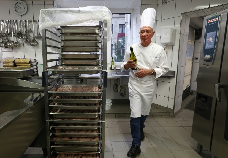 Le chef étoilé Marc Haeberlin dans les cuisines du Crous de Strasbourg, le 26 mars 2024