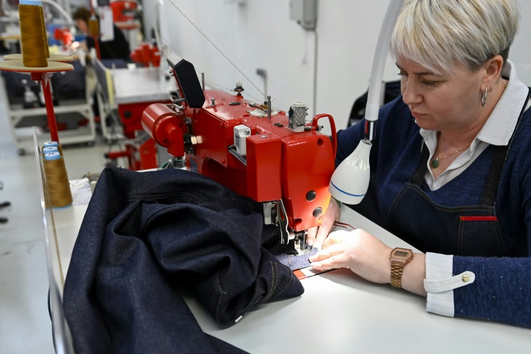 Une couturière coud un jean dans l'usine de la marque 1083 à Rupt-sur-Moselle, dans les Vosges, le 12 mars 2024