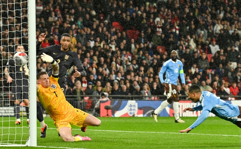 Le milieu de terrain belge Youri Tielemans marque d'une tête plongeante le deuxième but de son équipe mardi contre l'Angleterre, au stade de Wembley à Londres.