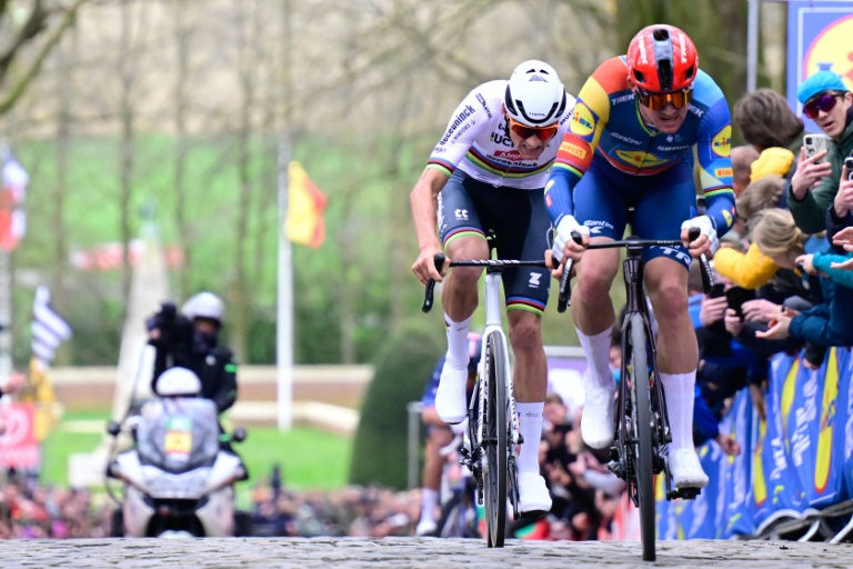 Le cycliste néerlandais d'Alpecin-Deceuninck Mathieu van der Poel (à gauche) et le Danois de l'équipe Lidl-Trek Mads Pedersen dans un mont pavé de la classique Gand-Wevelgem en Belgique le 24 mars 2023