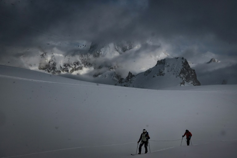 L'alpiniste Charles Dubouloz (à gauche) et le skipper Jeremie Beyou (à droite), au Glacier du Géant près de l'Aiguille du Midi, dans le massif du Mont Blanc, le 11 mars 2024.