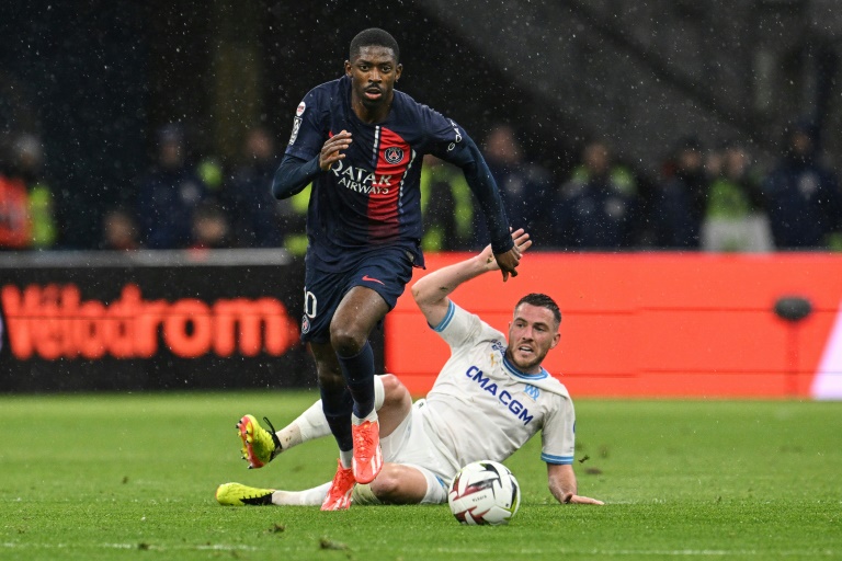 L'attaquant parisien Ousmane Dembélé taclé par le Marseillais Jordan Veretout, le 31 mars 2024 au Stade Vélodrome