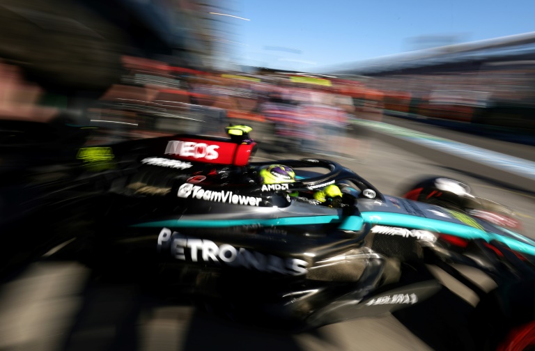 Lewis Hamilton au volant de sa Mercedes lors de la seconde séance d'essais du GP de F1 sur le circuit de l'Albert Park à Melbourne en Australie le 22 mars 2024